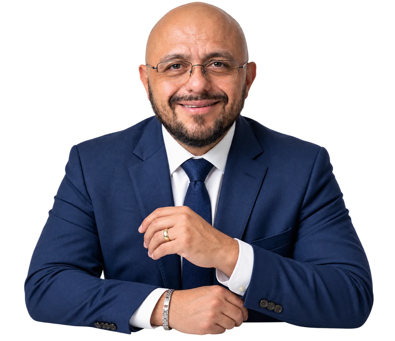 Marco Antonio Navarro Gutiérrez con los antebrazos apoyados sobre el panel, manos entrelazadas, sonriendo